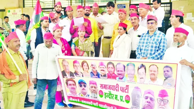 समाजवादी पार्टी ने ओबीसी आरक्षण को लेकर सौंपा ज्ञापन