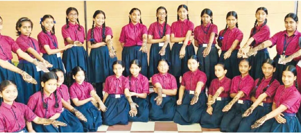 सर्वोदय स्कूल की छात्राओं ने उकेरी मेहंदी
