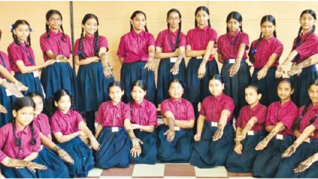 सर्वोदय स्कूल की छात्राओं ने उकेरी मेहंदी