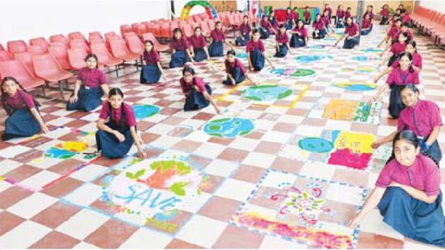 सर्वोदय स्कूल में रंगोली में दिए संदेश