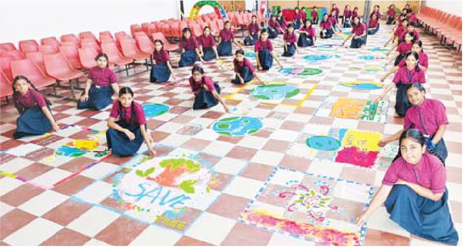 सर्वोदय स्कूल में रंगोली में दिए संदेश