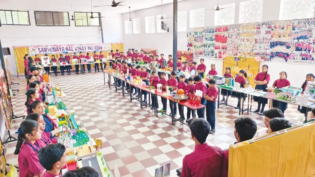 सर्वोदय बाल विनय मंदिर स्कूल में साइंस एक्जीबिशन देखते विद्यार्थी