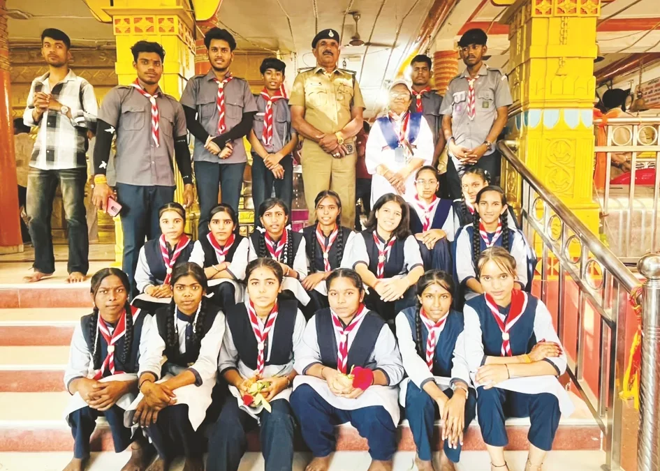 स्काउट के बच्चे दे रहे है बिजासन माता में सेवा