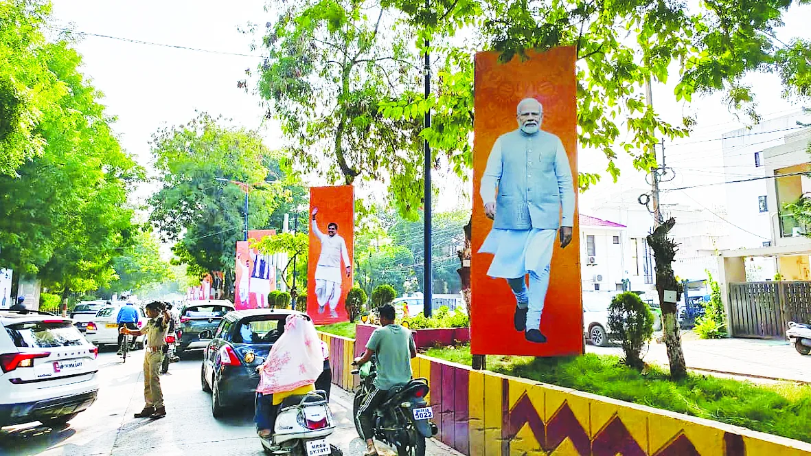 इंदौर के ब्रिलियंट कन्वेंशन सेंटर में सेमीकंडक्टर समिट – मुख्यमंत्री के स्वागत में लगे होर्डिंग