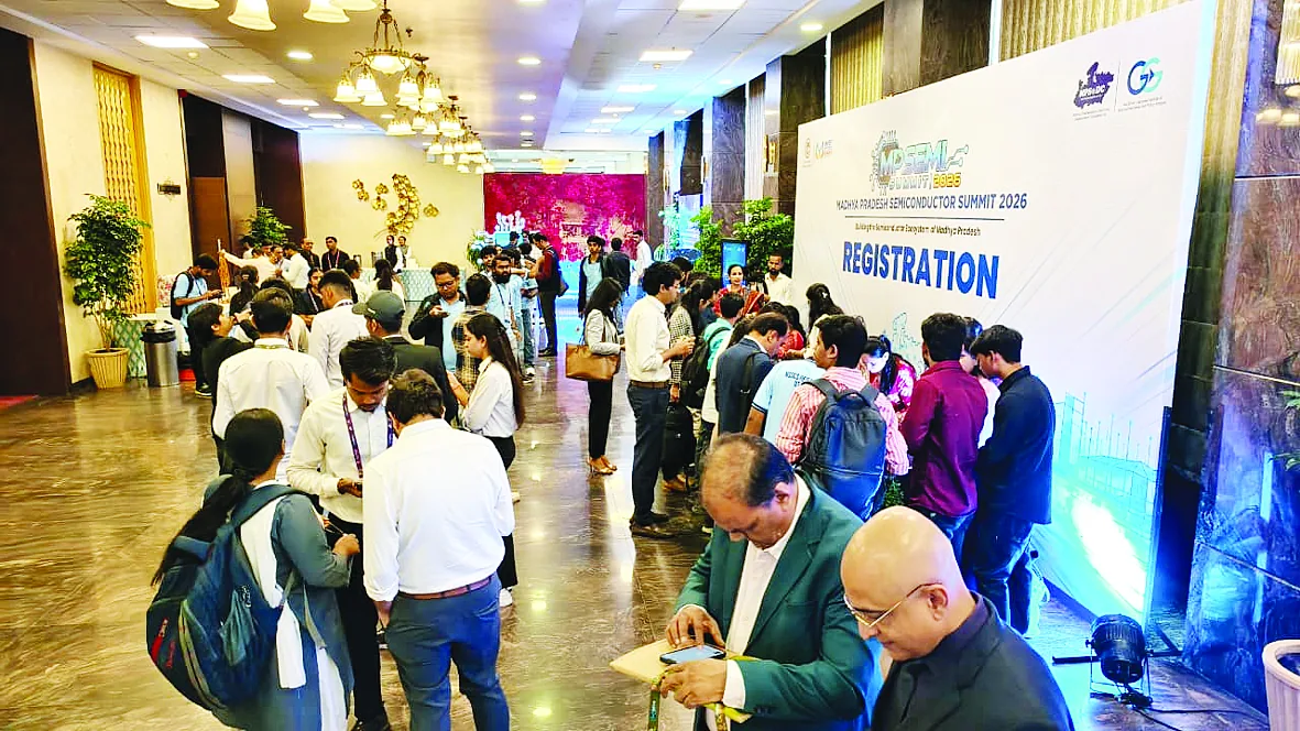 सेमीकंडक्टर समिट में रजिस्ट्रेशन कराते प्रतिभागी, ब्रिलियंट कन्वेंशन सेंटर इंदौर