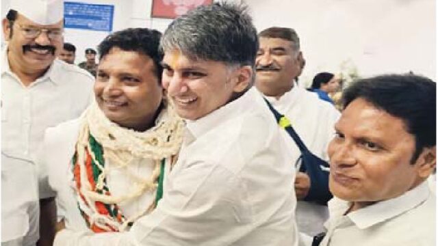 सेवादल के राष्ट्रीय अध्यक्ष के धूमधड़ाका स्वागत से परेशान हुए यात्री सेवादल के राष्ट्रीय अध्यक्ष का स्वागत कांग्रेसियों ने किया