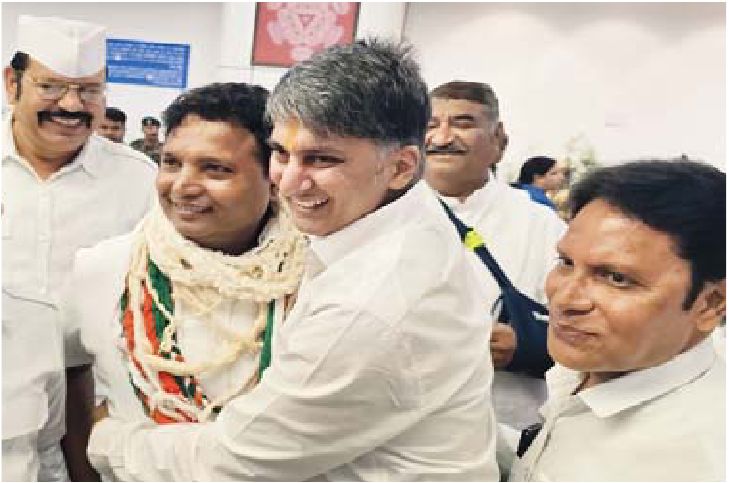 सेवादल के राष्ट्रीय अध्यक्ष के धूमधड़ाका स्वागत से परेशान हुए यात्री सेवादल के राष्ट्रीय अध्यक्ष का स्वागत कांग्रेसियों ने किया