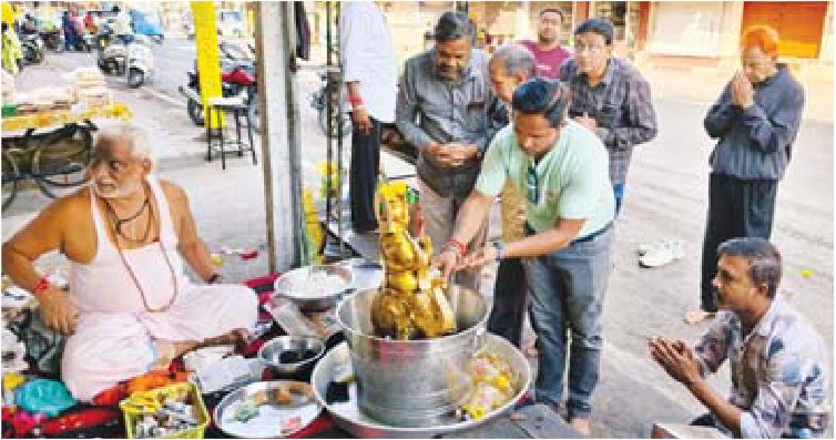 शनिदेव को अर्पण किया जा रहा है तेल और तिल