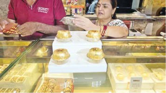 शरद पूर्णिमा के लिए बाजार में आई 21 हजार रुपए किलो की गोल्ड मिठाई