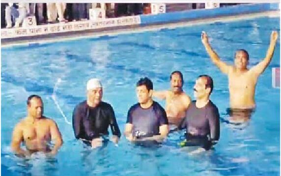 श्राद्ध की गर्मी और पानी नहीं गिरने की उमस के बीच स्विमिंग पूल में उतरे जनप्रतिनिधि