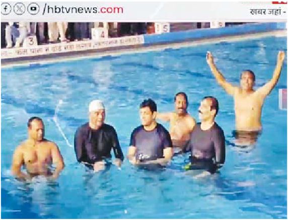 श्राद्ध की गर्मी और पानी नहीं गिरने की उमस के बीच स्विमिंग पूल में उतरे जनप्रतिनिधि