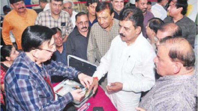 सिंधी समाजजनों के बीच शिविर में पहुंचे सांसद