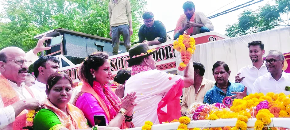 पुराने रंग में नजर आई चुनरी यात्रा