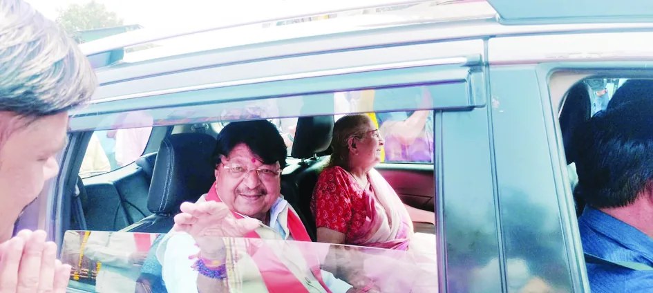 एक ही कार से रवाना हुए ताई-भाई