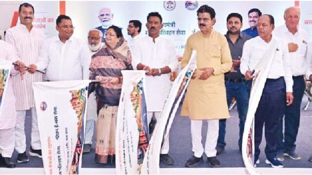 सुगम परिवहन बस को हरी झंडी दिखाने पहुंचे जनप्रतिनिधि