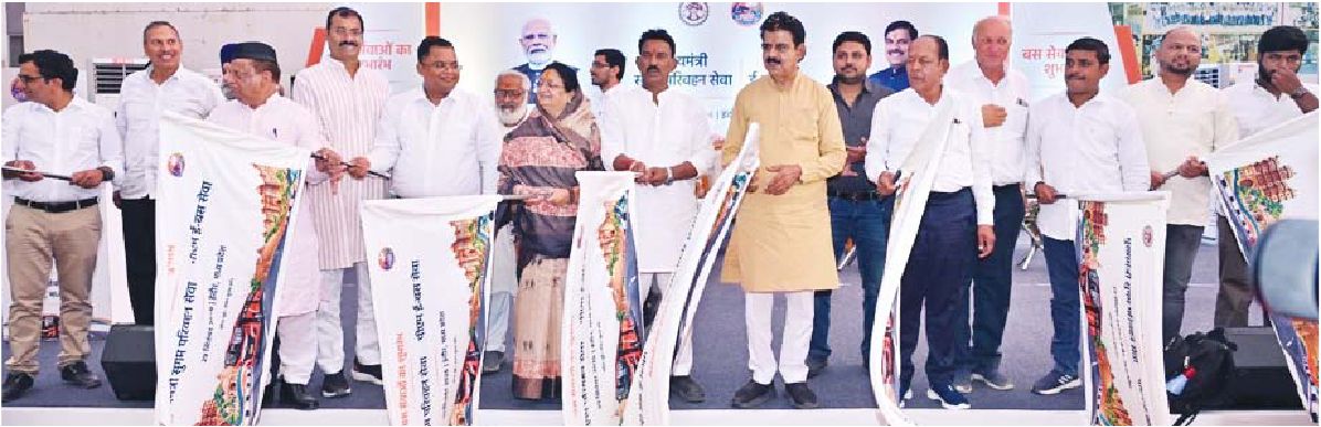 सुगम परिवहन बस को हरी झंडी दिखाने पहुंचे जनप्रतिनिधि