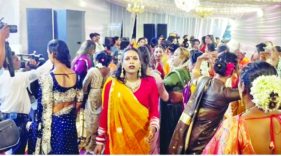किन्नर गद्दी पर पूजा अर्चना में शामिल किन्नर समाज