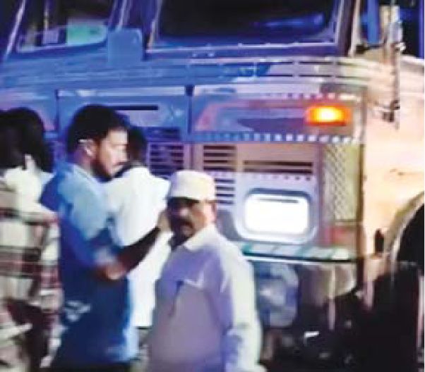 ट्रक और कार में भिड़ंत