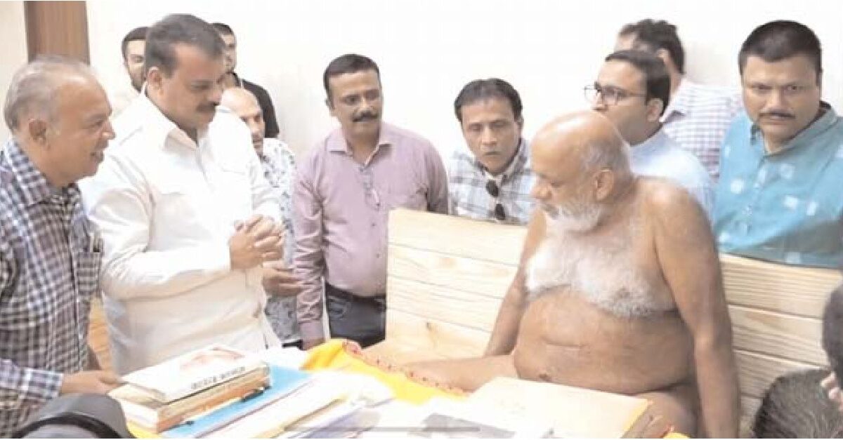 विधानसभा में नेता प्रतिपक्ष ने जैन संतों से लिया आशीर्वाद
