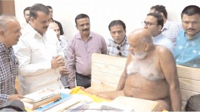 विधानसभा में नेता प्रतिपक्ष ने जैन संतों से लिया आशीर्वाद