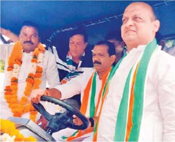 विधानसभा में टिकटिकी लगाए शैलेष गर्ग ने भाजपा नेता को कराया कांग्रेस में शामिल