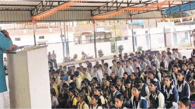 विद्यार्थियों को बताया स्वदेशी आंदोलन का इतिहास