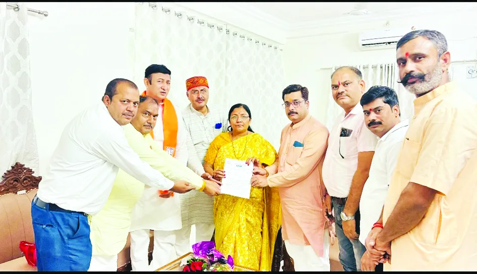 केन्द्रीय मंत्री को दिया रीवा ट्रेन का ज्ञापन