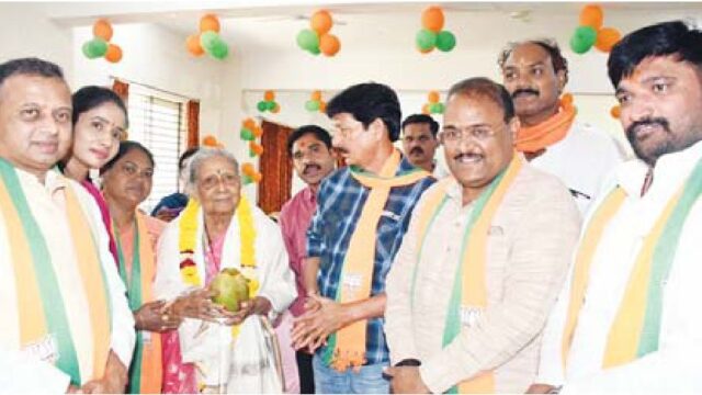 वृद्धा आश्रम में जमाई संगीत की महफिल