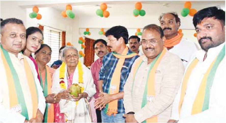 वृद्धा आश्रम में जमाई संगीत की महफिल