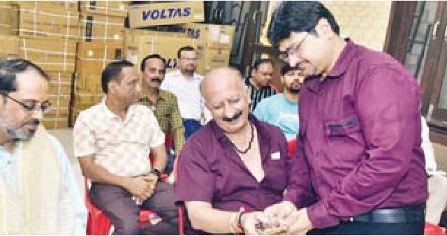 व्यापारियों को 251 और दलालों को 31 उपहार पुरस्कार में मिले
