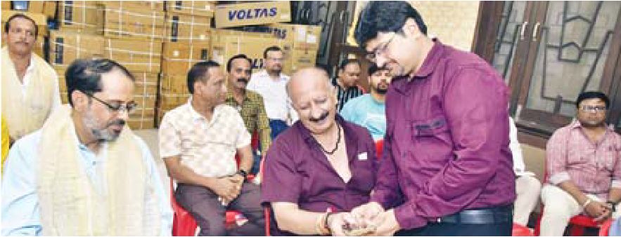 व्यापारियों को 251 और दलालों को 31 उपहार पुरस्कार में मिले
