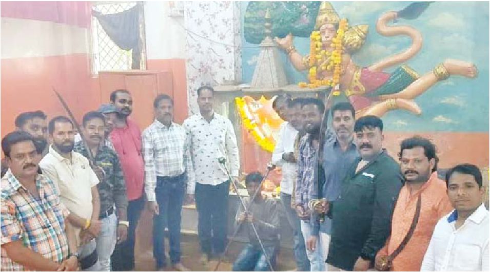 व्यायामशाला में शस्त्र पूजन