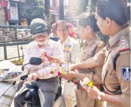 यातायात नियम की समझाईश में हेलमेट लगाने की भी गुहार