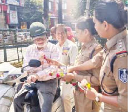 यातायात नियम की समझाईश में हेलमेट लगाने की भी गुहार