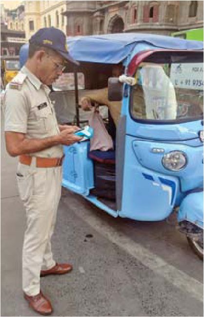 यातायात पुलिस का एक्शन.. 204 ऑटो, 139 ई-रिक्शा और 36 बसों पर कार्रवाई