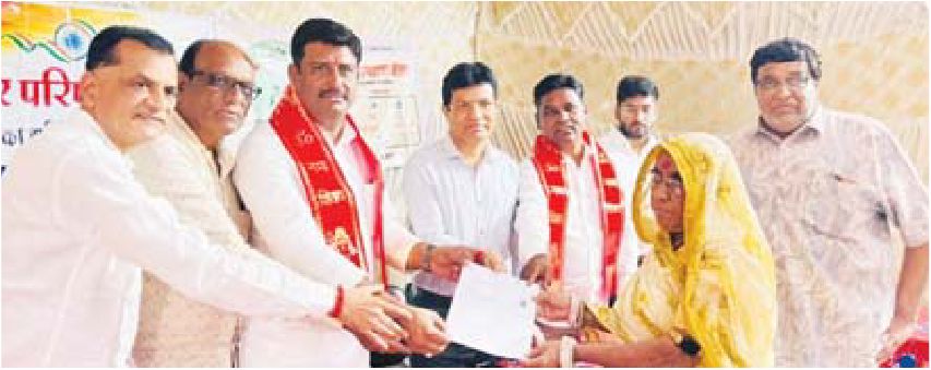 योजनाओं को हल करने में मौजूद रहे भाजपाई और अधिकारी