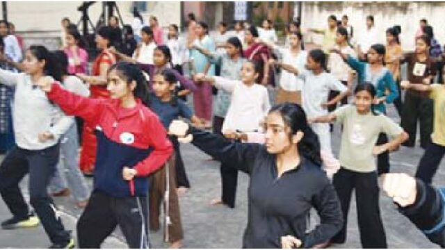 युवतियों व छात्राओं के लिए आत्मरक्षा शिविर
