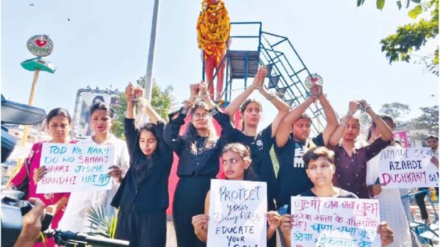 युवतियों की सुरक्षा को लेकर छात्राएँ विरोध जताने पहुंची गांधी प्रतिमा