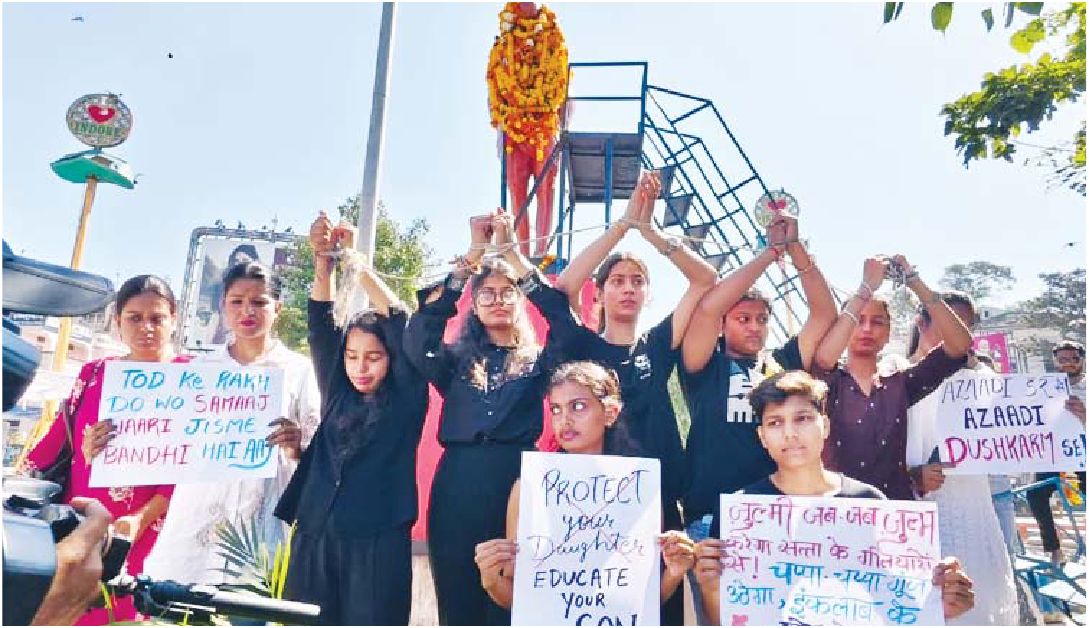 युवतियों की सुरक्षा को लेकर छात्राएँ विरोध जताने पहुंची गांधी प्रतिमा